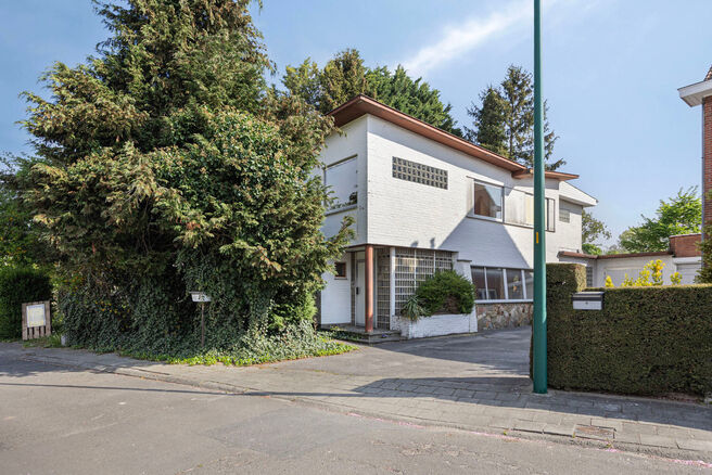 Deze ruime en lichtrijke gezinswoning beschikt over 4 volwaardige slaapkamers, een aparte garage en een gezellige tuin.
Ze is gelegen in een rustige, autoluwe straat, wat bijdraagt aan een aangename en veilige leefomgeving.
Bovendien beschikt de woning ov