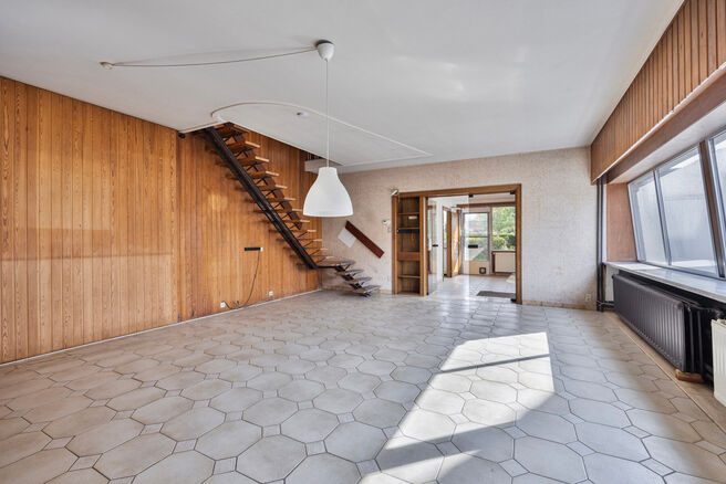 Deze ruime en lichtrijke gezinswoning beschikt over 4 volwaardige slaapkamers, een aparte garage en een gezellige tuin.
Ze is gelegen in een rustige, autoluwe straat, wat bijdraagt aan een aangename en veilige leefomgeving.
Bovendien beschikt de woning ov