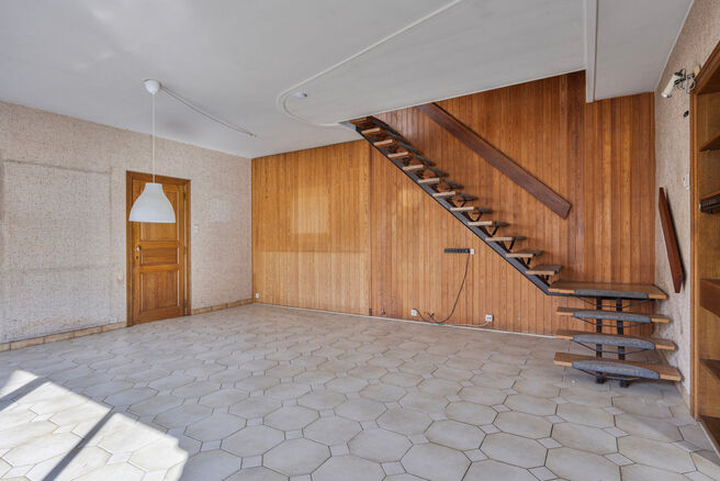 Deze ruime en lichtrijke gezinswoning beschikt over 4 volwaardige slaapkamers, een aparte garage en een gezellige tuin.
Ze is gelegen in een rustige, autoluwe straat, wat bijdraagt aan een aangename en veilige leefomgeving.
Bovendien beschikt de woning ov