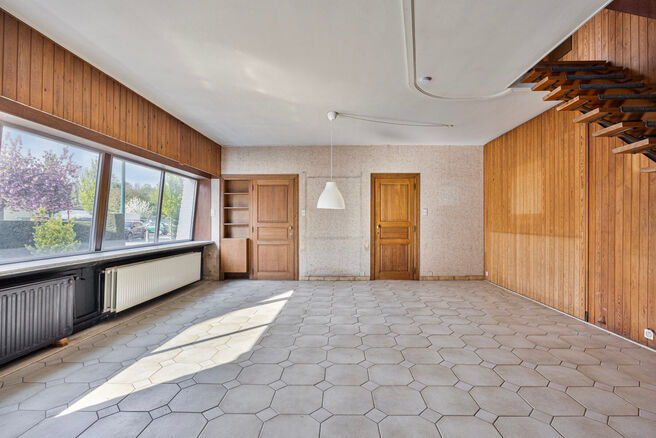 Deze ruime en lichtrijke gezinswoning beschikt over 4 volwaardige slaapkamers, een aparte garage en een gezellige tuin.
Ze is gelegen in een rustige, autoluwe straat, wat bijdraagt aan een aangename en veilige leefomgeving.
Bovendien beschikt de woning ov