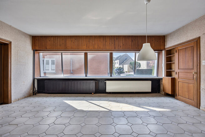 Deze ruime en lichtrijke gezinswoning beschikt over 4 volwaardige slaapkamers, een aparte garage en een gezellige tuin.
Ze is gelegen in een rustige, autoluwe straat, wat bijdraagt aan een aangename en veilige leefomgeving.
Bovendien beschikt de woning ov