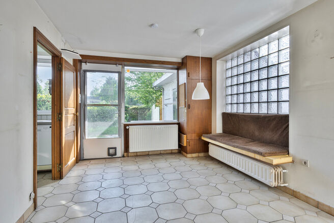 Deze ruime en lichtrijke gezinswoning beschikt over 4 volwaardige slaapkamers, een aparte garage en een gezellige tuin.
Ze is gelegen in een rustige, autoluwe straat, wat bijdraagt aan een aangename en veilige leefomgeving.
Bovendien beschikt de woning ov
