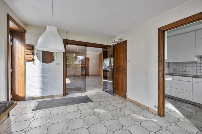 Deze ruime en lichtrijke gezinswoning beschikt over 4 volwaardige slaapkamers, een aparte garage en een gezellige tuin.
Ze is gelegen in een rustige, autoluwe straat, wat bijdraagt aan een aangename en veilige leefomgeving.
Bovendien beschikt de woning ov