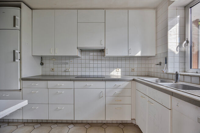 Deze ruime en lichtrijke gezinswoning beschikt over 4 volwaardige slaapkamers, een aparte garage en een gezellige tuin.
Ze is gelegen in een rustige, autoluwe straat, wat bijdraagt aan een aangename en veilige leefomgeving.
Bovendien beschikt de woning ov
