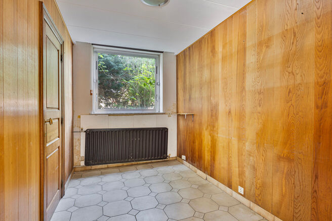 Deze ruime en lichtrijke gezinswoning beschikt over 4 volwaardige slaapkamers, een aparte garage en een gezellige tuin.
Ze is gelegen in een rustige, autoluwe straat, wat bijdraagt aan een aangename en veilige leefomgeving.
Bovendien beschikt de woning ov