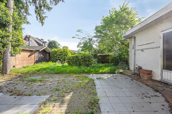 Deze ruime en lichtrijke gezinswoning beschikt over 4 volwaardige slaapkamers, een aparte garage en een gezellige tuin.
Ze is gelegen in een rustige, autoluwe straat, wat bijdraagt aan een aangename en veilige leefomgeving.
Bovendien beschikt de woning ov