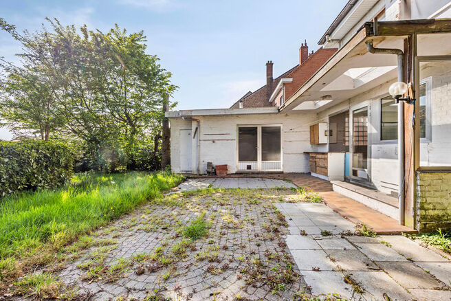 Deze ruime en lichtrijke gezinswoning beschikt over 4 volwaardige slaapkamers, een aparte garage en een gezellige tuin.
Ze is gelegen in een rustige, autoluwe straat, wat bijdraagt aan een aangename en veilige leefomgeving.
Bovendien beschikt de woning ov