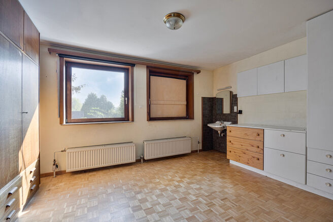 Deze ruime en lichtrijke gezinswoning beschikt over 4 volwaardige slaapkamers, een aparte garage en een gezellige tuin.
Ze is gelegen in een rustige, autoluwe straat, wat bijdraagt aan een aangename en veilige leefomgeving.
Bovendien beschikt de woning ov