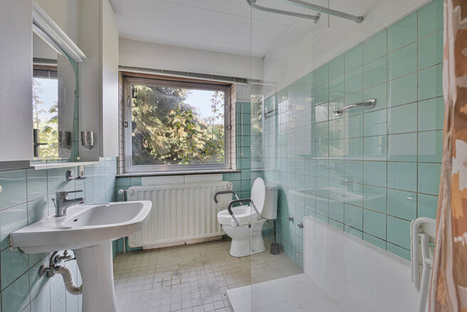 Deze ruime en lichtrijke gezinswoning beschikt over 4 volwaardige slaapkamers, een aparte garage en een gezellige tuin.
Ze is gelegen in een rustige, autoluwe straat, wat bijdraagt aan een aangename en veilige leefomgeving.
Bovendien beschikt de woning ov
