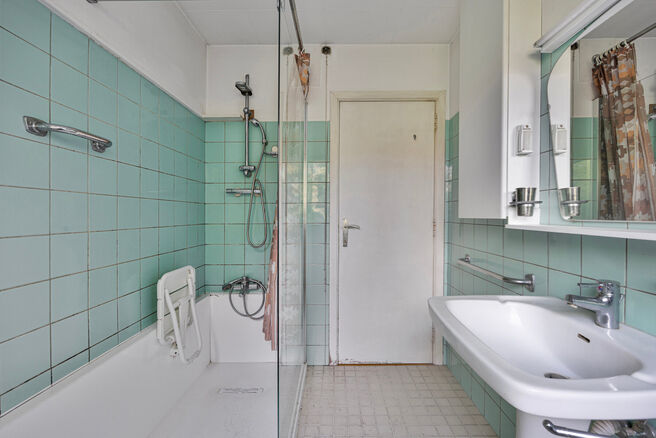 Deze ruime en lichtrijke gezinswoning beschikt over 4 volwaardige slaapkamers, een aparte garage en een gezellige tuin.
Ze is gelegen in een rustige, autoluwe straat, wat bijdraagt aan een aangename en veilige leefomgeving.
Bovendien beschikt de woning ov