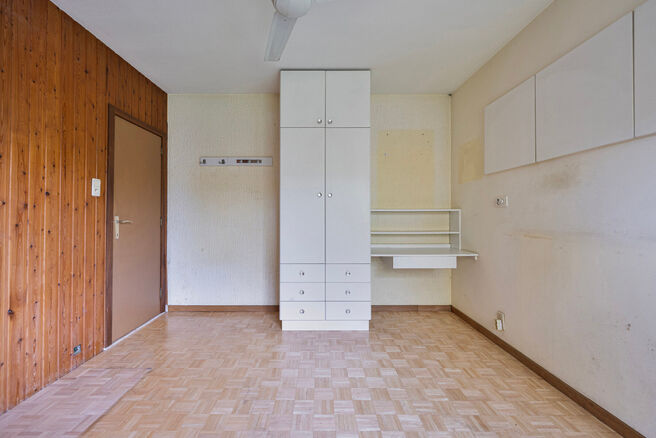 Deze ruime en lichtrijke gezinswoning beschikt over 4 volwaardige slaapkamers, een aparte garage en een gezellige tuin.
Ze is gelegen in een rustige, autoluwe straat, wat bijdraagt aan een aangename en veilige leefomgeving.
Bovendien beschikt de woning ov
