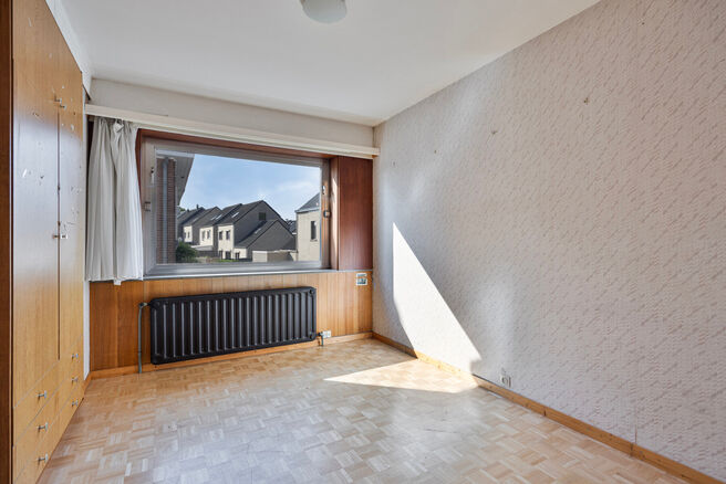 Deze ruime en lichtrijke gezinswoning beschikt over 4 volwaardige slaapkamers, een aparte garage en een gezellige tuin.
Ze is gelegen in een rustige, autoluwe straat, wat bijdraagt aan een aangename en veilige leefomgeving.
Bovendien beschikt de woning ov