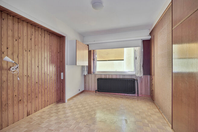 Deze ruime en lichtrijke gezinswoning beschikt over 4 volwaardige slaapkamers, een aparte garage en een gezellige tuin.
Ze is gelegen in een rustige, autoluwe straat, wat bijdraagt aan een aangename en veilige leefomgeving.
Bovendien beschikt de woning ov