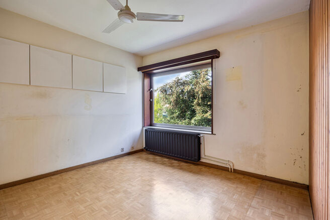 Deze ruime en lichtrijke gezinswoning beschikt over 4 volwaardige slaapkamers, een aparte garage en een gezellige tuin.
Ze is gelegen in een rustige, autoluwe straat, wat bijdraagt aan een aangename en veilige leefomgeving.
Bovendien beschikt de woning ov