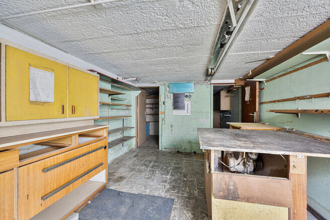 Deze ruime en lichtrijke gezinswoning beschikt over 4 volwaardige slaapkamers, een aparte garage en een gezellige tuin.
Ze is gelegen in een rustige, autoluwe straat, wat bijdraagt aan een aangename en veilige leefomgeving.
Bovendien beschikt de woning ov