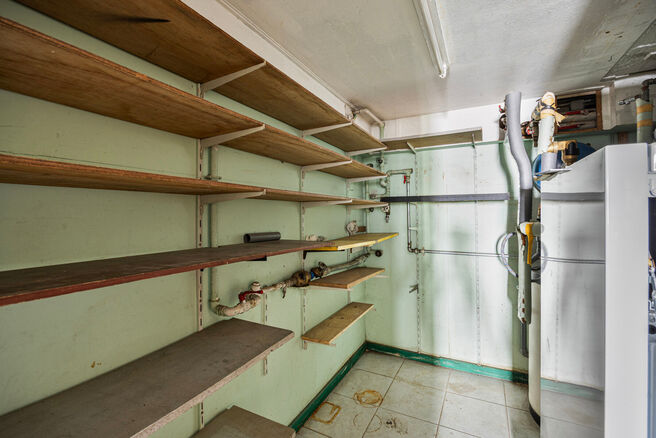 Deze ruime en lichtrijke gezinswoning beschikt over 4 volwaardige slaapkamers, een aparte garage en een gezellige tuin.
Ze is gelegen in een rustige, autoluwe straat, wat bijdraagt aan een aangename en veilige leefomgeving.
Bovendien beschikt de woning ov