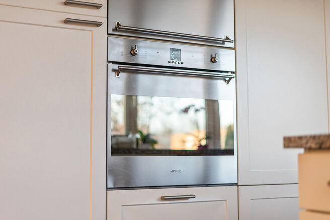 Deze ruime instapklare woning beschikt over 2 ruime slaapkamers en 1 badkamer en is gelegen op een perceel van 1a 55ca met een tuin. De woning bevindt zich in een residenti&euml;le woonwijk.

INDELING:
Op het gelijkvloers bevindt zich een ruime garage met ele