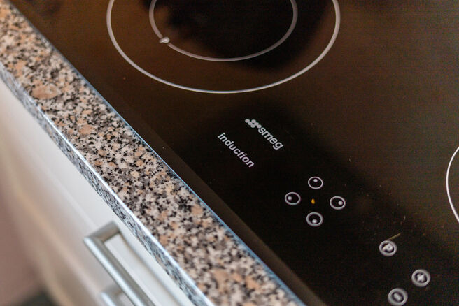 Deze ruime instapklare woning beschikt over 2 ruime slaapkamers en 1 badkamer en is gelegen op een perceel van 1a 55ca met een tuin. De woning bevindt zich in een residenti&euml;le woonwijk.

INDELING:
Op het gelijkvloers bevindt zich een ruime garage met ele