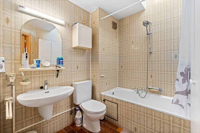 Deze ruime instapklare woning beschikt over 2 ruime slaapkamers en 1 badkamer en is gelegen op een perceel van 1a 55ca met een tuin. De woning bevindt zich in een residenti&euml;le woonwijk.

INDELING:
Op het gelijkvloers bevindt zich een ruime garage met ele