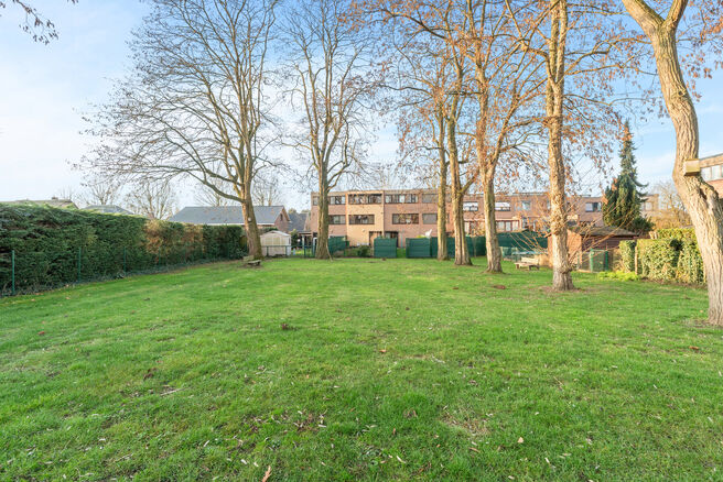 Deze ruime instapklare woning beschikt over 2 ruime slaapkamers en 1 badkamer en is gelegen op een perceel van 1a 55ca met een tuin. De woning bevindt zich in een residenti&euml;le woonwijk.

INDELING:
Op het gelijkvloers bevindt zich een ruime garage met ele