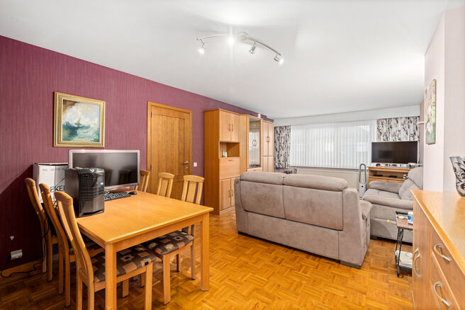 Deze ruime instapklare woning beschikt over 2 ruime slaapkamers en 1 badkamer en is gelegen op een perceel van 1a 55ca met een tuin. De woning bevindt zich in een residenti&euml;le woonwijk.

INDELING:
Op het gelijkvloers bevindt zich een ruime garage met ele