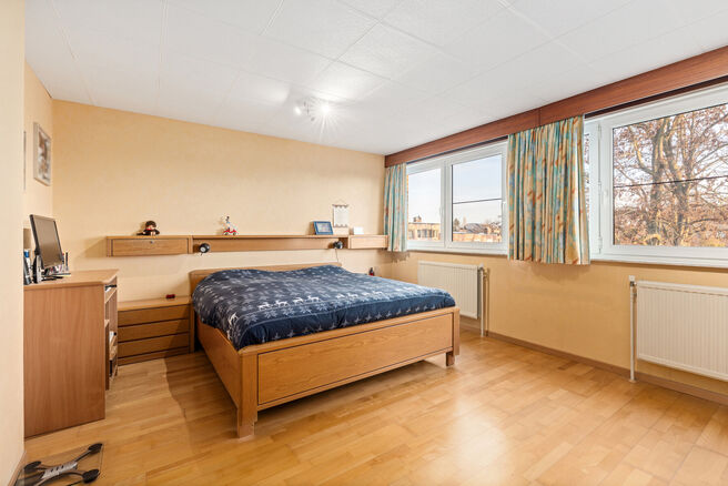 Deze ruime instapklare woning beschikt over 2 ruime slaapkamers en 1 badkamer en is gelegen op een perceel van 1a 55ca met een tuin. De woning bevindt zich in een residenti&euml;le woonwijk.

INDELING:
Op het gelijkvloers bevindt zich een ruime garage met ele