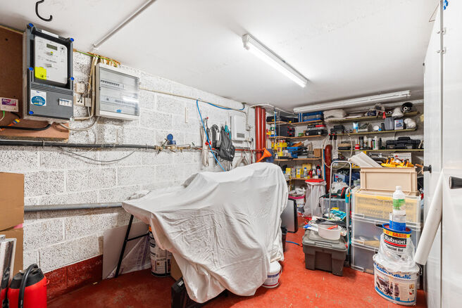 Deze ruime instapklare woning beschikt over 2 ruime slaapkamers en 1 badkamer en is gelegen op een perceel van 1a 55ca met een tuin. De woning bevindt zich in een residenti&euml;le woonwijk.

INDELING:
Op het gelijkvloers bevindt zich een ruime garage met ele