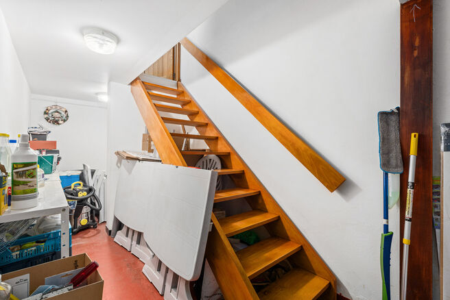 Deze ruime instapklare woning beschikt over 2 ruime slaapkamers en 1 badkamer en is gelegen op een perceel van 1a 55ca met een tuin. De woning bevindt zich in een residenti&euml;le woonwijk.

INDELING:
Op het gelijkvloers bevindt zich een ruime garage met ele