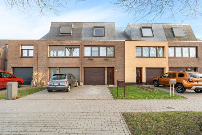 Deze ruime instapklare woning beschikt over 2 ruime slaapkamers en 1 badkamer en is gelegen op een perceel van 1a 55ca met een tuin. De woning bevindt zich in een residenti&euml;le woonwijk.

INDELING:
Op het gelijkvloers bevindt zich een ruime garage met ele