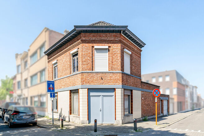 Deze hoekwoning met 3 slaapkamers en garage is centraal gelegen, op wandelafstand van de dorpskern van Machelen.

INDELING:
Op het gelijkvloers bevindt zich de voormalige slagerswinkel. Verder vindt u een ruime eetkamer of bureau aan de voorzijde, een woo