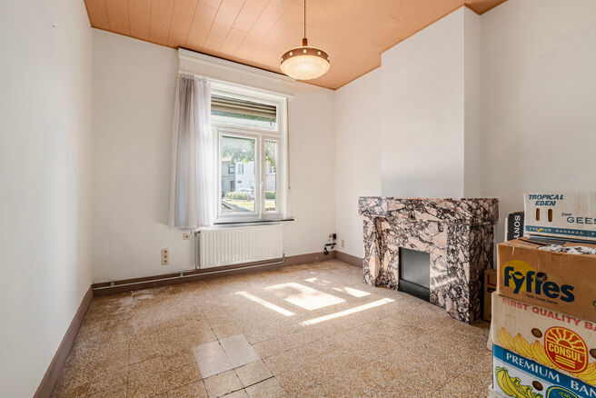 Deze hoekwoning met 3 slaapkamers en garage is centraal gelegen, op wandelafstand van de dorpskern van Machelen.

INDELING:
Op het gelijkvloers bevindt zich de voormalige slagerswinkel. Verder vindt u een ruime eetkamer of bureau aan de voorzijde, een woo