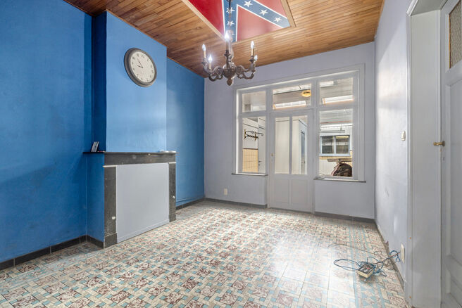 Deze hoekwoning met 3 slaapkamers en garage is centraal gelegen, op wandelafstand van de dorpskern van Machelen.

INDELING:
Op het gelijkvloers bevindt zich de voormalige slagerswinkel. Verder vindt u een ruime eetkamer of bureau aan de voorzijde, een woo