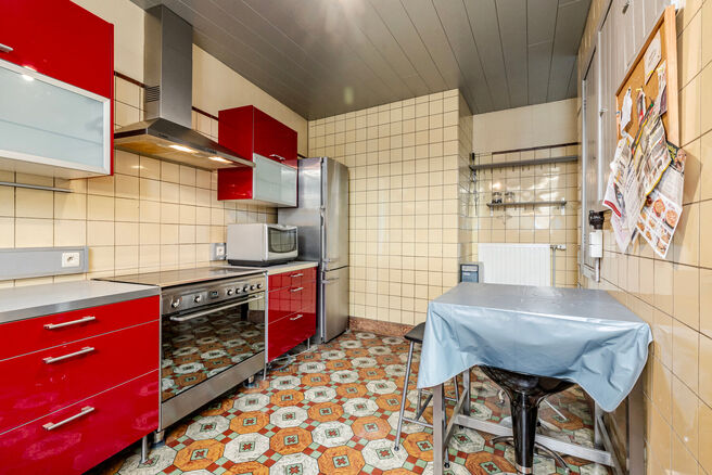 Deze hoekwoning met 3 slaapkamers en garage is centraal gelegen, op wandelafstand van de dorpskern van Machelen.

INDELING:
Op het gelijkvloers bevindt zich de voormalige slagerswinkel. Verder vindt u een ruime eetkamer of bureau aan de voorzijde, een woo