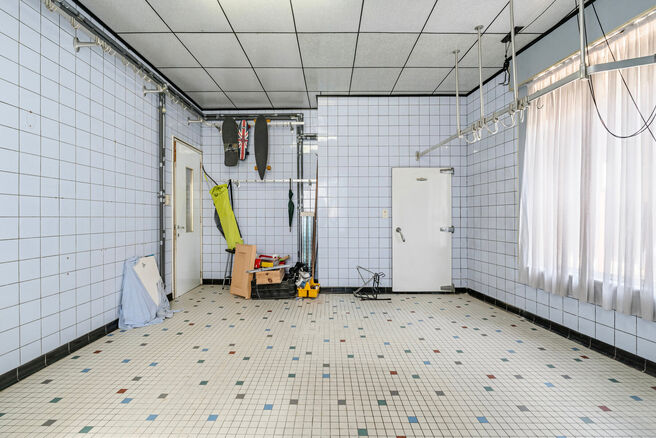 Deze hoekwoning met 3 slaapkamers en garage is centraal gelegen, op wandelafstand van de dorpskern van Machelen.

INDELING:
Op het gelijkvloers bevindt zich de voormalige slagerswinkel. Verder vindt u een ruime eetkamer of bureau aan de voorzijde, een woo