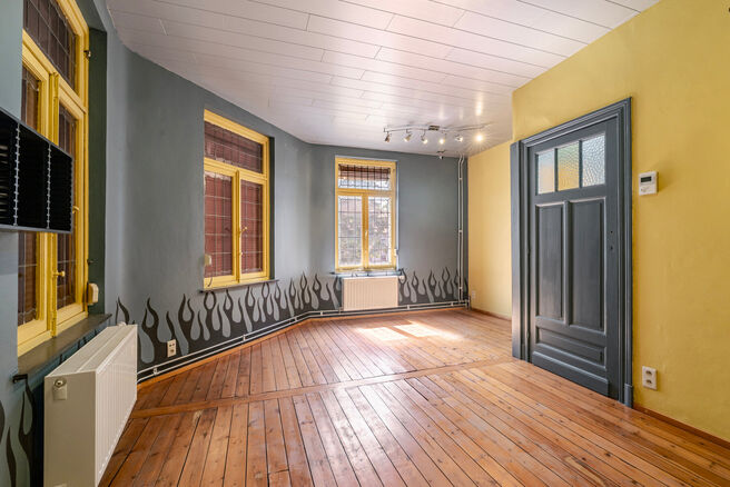 Deze hoekwoning met 3 slaapkamers en garage is centraal gelegen, op wandelafstand van de dorpskern van Machelen.

INDELING:
Op het gelijkvloers bevindt zich de voormalige slagerswinkel. Verder vindt u een ruime eetkamer of bureau aan de voorzijde, een woo