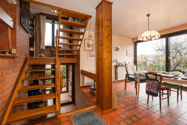 Deze ruime driegevelwoning beschikt over 3 volwaardige slaapkamers en twee badkamers en is gelegen op een perceel van 4a 65ca met een aangename, zuidoost geori&euml;nteerde tuin. De woning bevindt zich in een rustige residenti&euml;le woonwijk en geniet van een v