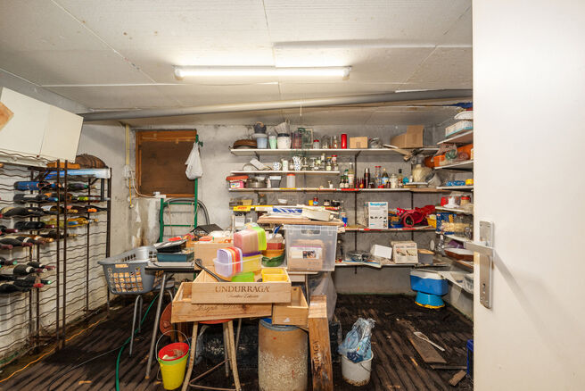 Deze ruime driegevelwoning beschikt over 3 volwaardige slaapkamers en twee badkamers en is gelegen op een perceel van 4a 65ca met een aangename, zuidoost geori&euml;nteerde tuin. De woning bevindt zich in een rustige residenti&euml;le woonwijk en geniet van een v