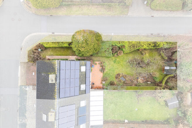 Deze ruime driegevelwoning beschikt over 4 volwaardige slaapkamers en 2 badkamers en is gelegen op een perceel van 4a 65ca met een aangename, zuidoost geori&euml;nteerde tuin. De woning bevindt zich in een rustige residenti&euml;le woonwijk en geniet van een vlot