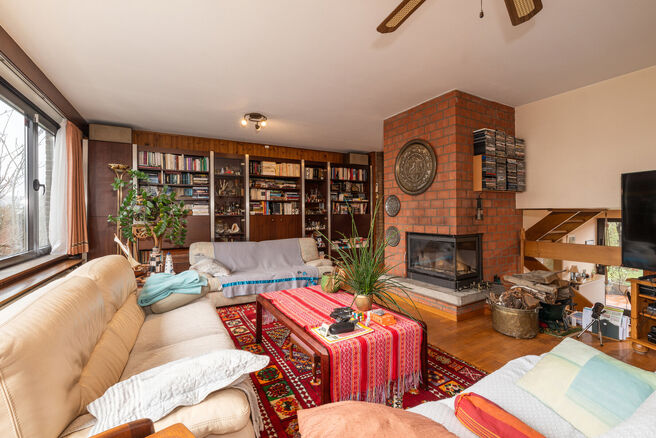 Deze ruime driegevelwoning beschikt over 4 volwaardige slaapkamers en 2 badkamers en is gelegen op een perceel van 4a 65ca met een aangename, zuidoost geori&euml;nteerde tuin. De woning bevindt zich in een rustige residenti&euml;le woonwijk en geniet van een vlot