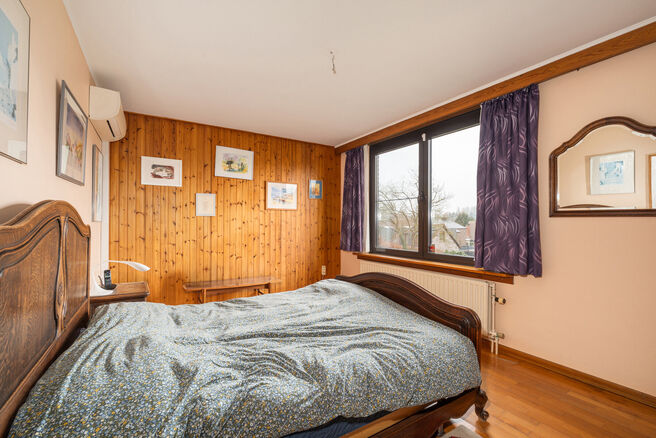 Deze ruime driegevelwoning beschikt over 4 volwaardige slaapkamers en 2 badkamers en is gelegen op een perceel van 4a 65ca met een aangename, zuidoost geori&euml;nteerde tuin. De woning bevindt zich in een rustige residenti&euml;le woonwijk en geniet van een vlot