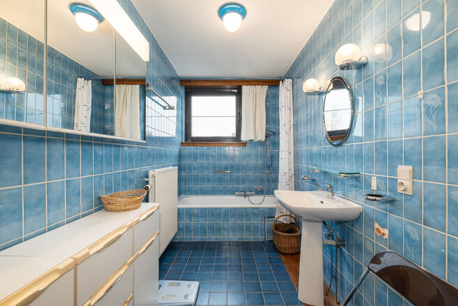 Deze ruime driegevelwoning beschikt over 4 volwaardige slaapkamers en 2 badkamers en is gelegen op een perceel van 4a 65ca met een aangename, zuidoost geori&euml;nteerde tuin. De woning bevindt zich in een rustige residenti&euml;le woonwijk en geniet van een vlot