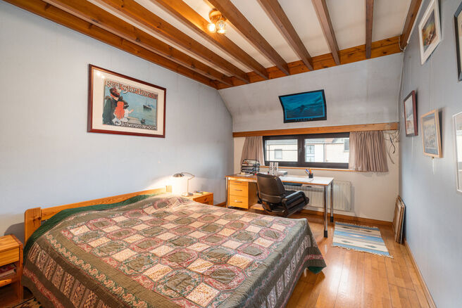 Deze ruime driegevelwoning beschikt over 4 volwaardige slaapkamers en 2 badkamers en is gelegen op een perceel van 4a 65ca met een aangename, zuidoost geori&euml;nteerde tuin. De woning bevindt zich in een rustige residenti&euml;le woonwijk en geniet van een vlot