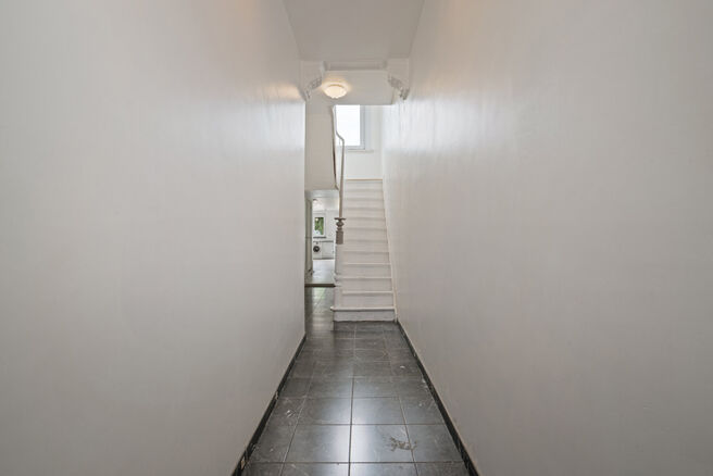 Deze gezinswoning met 3 slaapkamers en tuin is uitstekend gelegen in een rustige eenrichtingsstraat, op wandelafstand van het centrum van Sint-Niklaas. De woning is bijzonder energiezuinig met een EPC-label B en biedt modern comfort dankzij een recente aa