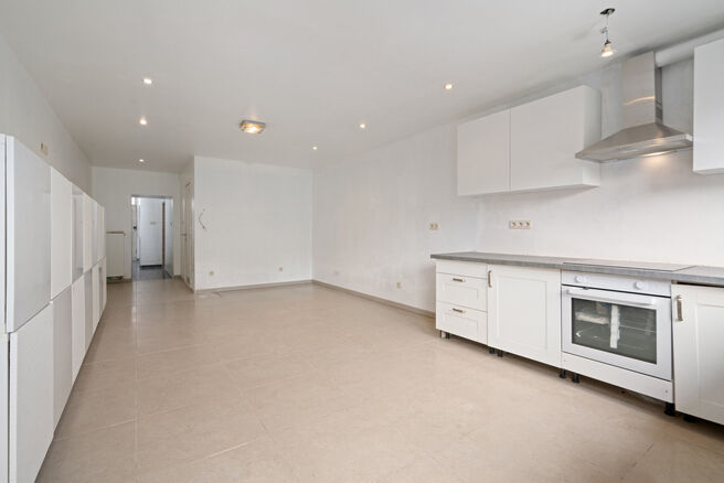 Deze gezinswoning met 3 slaapkamers en tuin is uitstekend gelegen in een rustige eenrichtingsstraat, op wandelafstand van het centrum van Sint-Niklaas. De woning is bijzonder energiezuinig met een EPC-label B en biedt modern comfort dankzij een recente aa