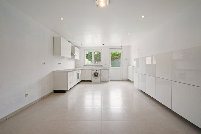 Deze gezinswoning met 3 slaapkamers en tuin is uitstekend gelegen in een rustige eenrichtingsstraat, op wandelafstand van het centrum van Sint-Niklaas. De woning is bijzonder energiezuinig met een EPC-label B en biedt modern comfort dankzij een recente aa