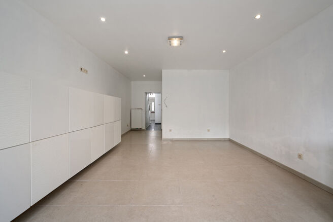 Deze gezinswoning met 3 slaapkamers en tuin is uitstekend gelegen in een rustige eenrichtingsstraat, op wandelafstand van het centrum van Sint-Niklaas. De woning is bijzonder energiezuinig met een EPC-label B en biedt modern comfort dankzij een recente aa