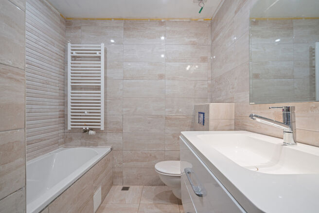 Deze gezinswoning met 3 slaapkamers en tuin is uitstekend gelegen in een rustige eenrichtingsstraat, op wandelafstand van het centrum van Sint-Niklaas. De woning is bijzonder energiezuinig met een EPC-label B en biedt modern comfort dankzij een recente aa