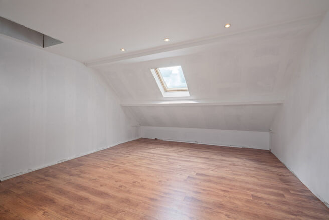 Deze gezinswoning met 3 slaapkamers en tuin is uitstekend gelegen in een rustige eenrichtingsstraat, op wandelafstand van het centrum van Sint-Niklaas. De woning is bijzonder energiezuinig met een EPC-label B en biedt modern comfort dankzij een recente aa