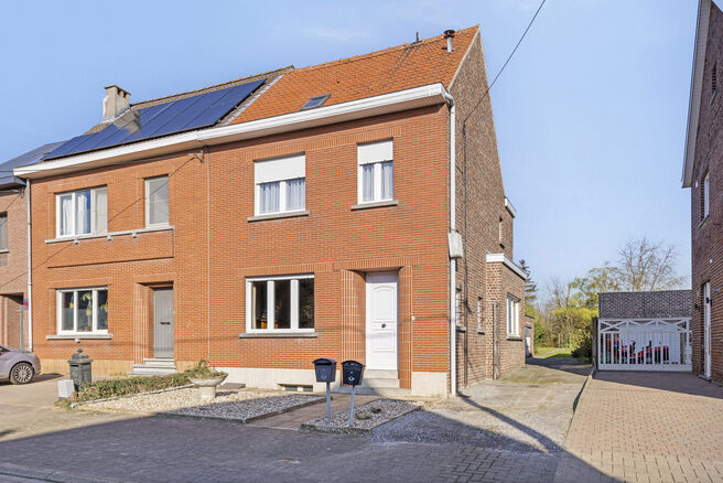 Deze goed gelegen eengezinswoning met ruime tuin en garage/werkplaats ligt op een perceel van 736 m² en bestaat uit twee delen.

Het hoofdgebouw is een volledige gezinswoning met 3 slaapkamers en 1 badkamer. Achteraan bevindt zich een aparte wooneenheid 