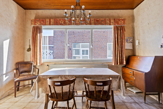 Deze goed gelegen eengezinswoning met ruime tuin en garage/werkplaats ligt op een perceel van 736 m² en bestaat uit twee delen.

Het hoofdgebouw is een volledige gezinswoning met 3 slaapkamers en 1 badkamer. Achteraan bevindt zich een aparte wooneenheid 
